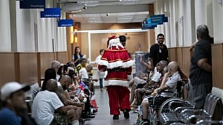 يرتدي زي سانتا كلوز, يسير أرسطو دي كيروز في العيادة الخارجية في مستشفى ميغيل كوتو البلدي خلال موسم عيد الميلاد في ريو دي جانيرو,الإثنين, ديسمبر. 15, 2025. 