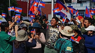  تجمّع قرويون كمبوديون للترحيب بالجنود المُفرج عنهم لدى وصولهم إلى مطار بنوم بنه الدولي السابق في بنوم بنه، كمبوديا، يوم الأربعاء 31 ديسمبر/كانون الأول 2025.