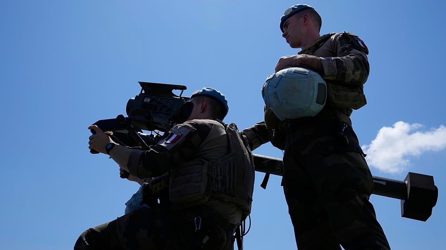 يستخدم جنود حفظ السلام الفرنسيون التابعون للأمم المتحدة نظام الدفاع الجوي ميسترال أثناء تفقدهم قاعدتهم في دير كيفا، جنوب لبنان، يوم الأربعاء 20 أغسطس/آب 2025. 