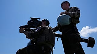 يستخدم جنود حفظ السلام الفرنسيون التابعون للأمم المتحدة نظام الدفاع الجوي ميسترال أثناء تفقدهم قاعدتهم في دير كيفا، جنوب لبنان، يوم الأربعاء 20 أغسطس/آب 2025. 