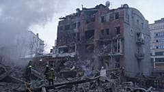 Rettungskräfte löschen einen Brand nach einem russischen Raketenangriff in Charkiw, Ukraine, Freitag, 2. Januar 2026.