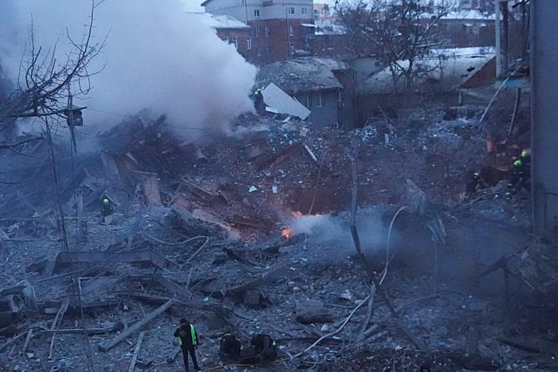 Personel służb ratunkowych pracuje nad ugaszeniem pożaru po rosyjskim ataku rakietowym w Charkowie na Ukrainie, w piątek, 2 stycznia 2026 r.