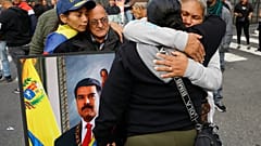 أنصار الرئيس الفنزويلي نيكولاس مادورو يتعانقون في وسط مدينة كاراكاس، فنزويلا، يوم السبت 3 يناير/كانون الثاني 2026.