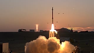 إطلاق منظومة الدفاع الصاروخي "ديفيد سلينغ"