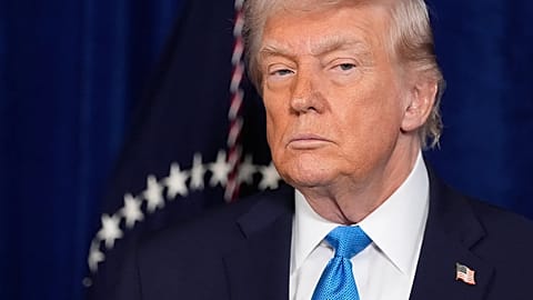 Prezydent Donald Trump słucha przemówienia sekretarza obrony Pete'a Hegsetha w klubie Mar-a-Lago, w sobotę 3 stycznia 2026 r. w Palm Beach na Florydzie.