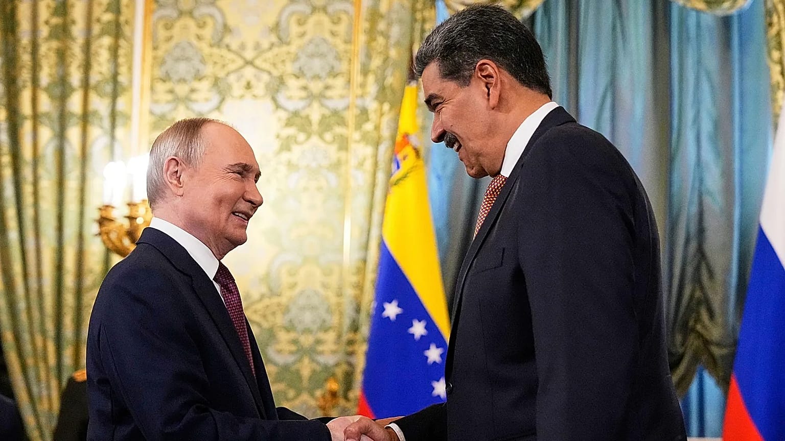 Prezydent Rosji Władimir Putin (z lewej) podaje rękę prezydentowi Wenezueli Nicolasowi Maduro podczas spotkania w Kremlu w Moskwie, Rosja, środa, 7 maja 2025 r. 