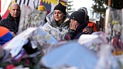 Angehörige trauern um die Opfer des Feuers