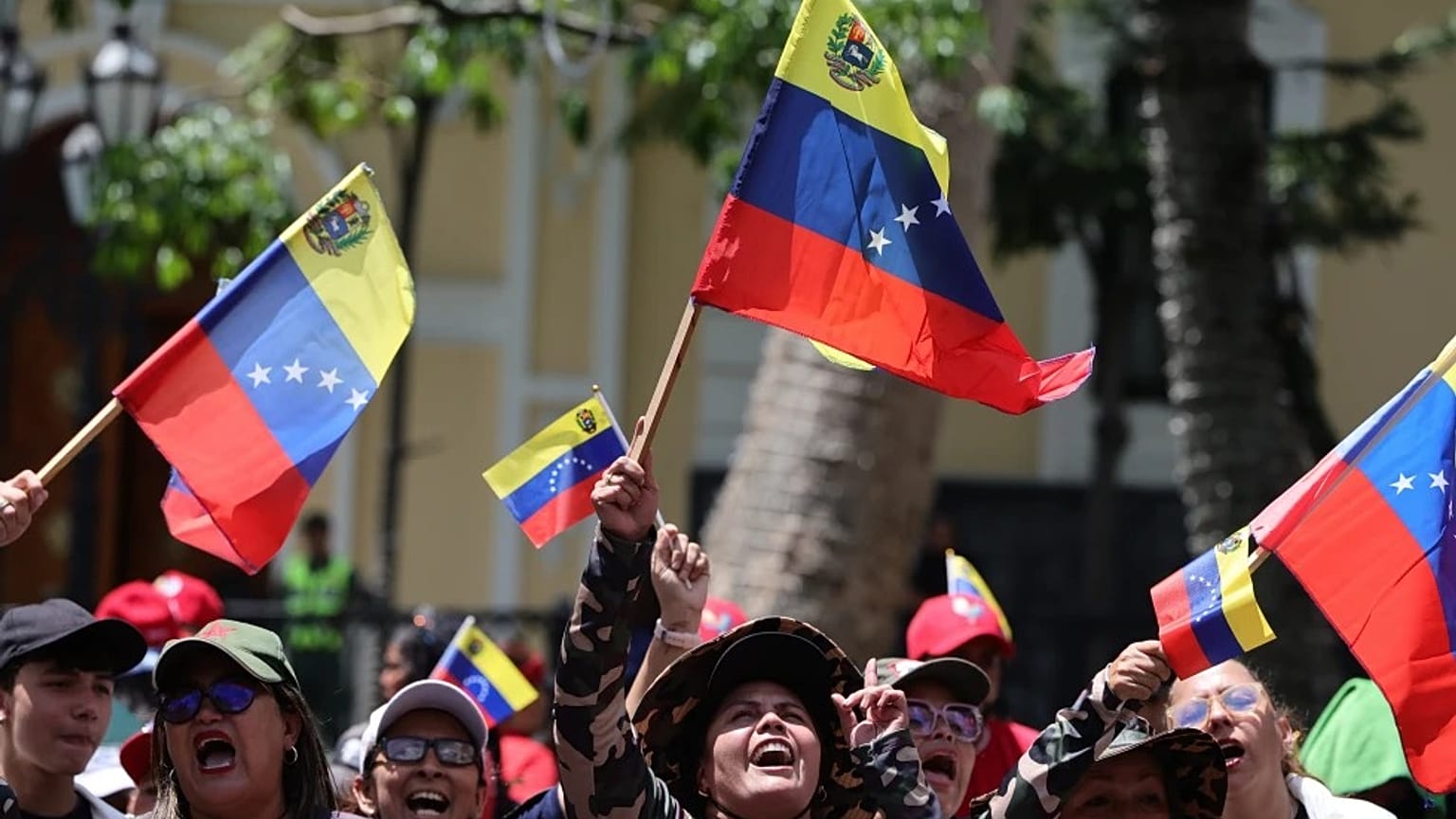 Członkowie milicji boliwariańskiej zebrali się na ćwiczeniach wojskowych w Caracas, stolicy Wenezueli, w sobotę, 4 października 2025 r.