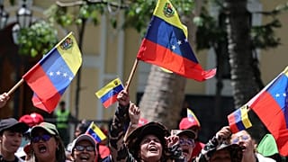 Członkowie milicji boliwariańskiej zebrali się na ćwiczeniach wojskowych w Caracas, stolicy Wenezueli, w sobotę, 4 października 2025 r.