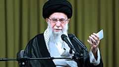 Der Oberste Führer Ayatollah Ali Khamenei spricht bei einer Zeremonie anlässlich des schiitischen Feiertags Eid al-Ghadir in Teheran, Iran, Dienstag, 25. Juni 2024. 