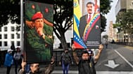 Partidarios del Gobierno exhiben carteles del presidente venezolano Maduro y del expresidente Chávez en Caracas, el sábado 3 de enero de 2026 tras la captura de Maduro.