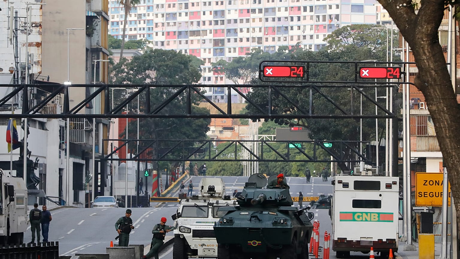 Veículos blindados da Guarda Nacional bloqueiam uma avenida que leva ao palácio presidencial de Miraflores, em Caracas, Venezuela.