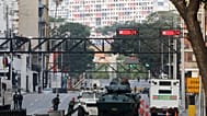 Veículos blindados da Guarda Nacional bloqueiam uma avenida que leva ao palácio presidencial de Miraflores, em Caracas, Venezuela.