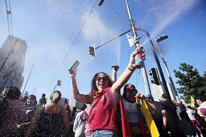 Venezuelaiak ünnepelnek Santiagoban, Chile fővárosában