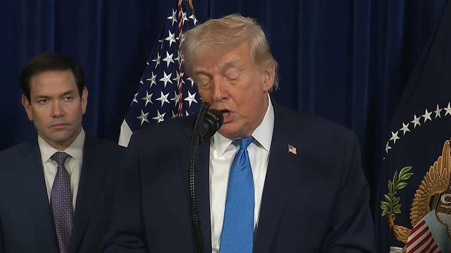 Trump açıklama yaparken