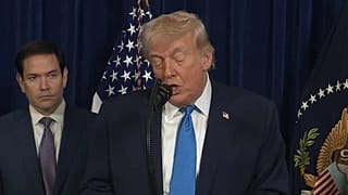 Trump açıklama yaparken