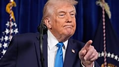 ABD Başkanı Donald Trump, basın toplantısında görüntüleniyor