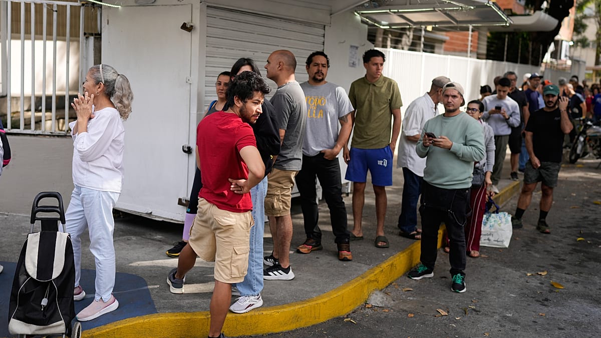 Video. Venezuela: Inwoners van Caracas slaan boodschappen in te midden van politieke onzekerheid