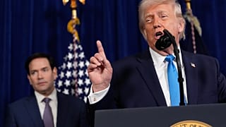  الرئيس دونالد ترامب يتحدث خلال مؤتمر صحفي في منتجع مارالاغو، يوم السبت 3 يناير/كانون الثاني 2026، في بالم بيتش، فلوريدا، بينما يستمع إليه وزير الخارجية ماركو روبيو. 