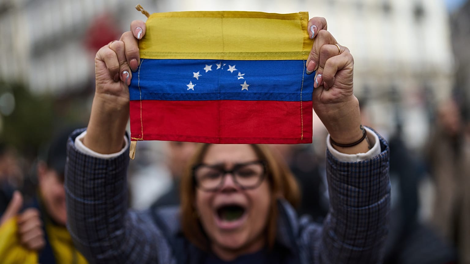 الفنزويليون يحتفلون في مدريد بعد إعلان الرئيس الأميركي دونالد ترامب، يوم السبت 3 يناير/كانون الثاني 2026، أن الرئيس الفنزويلي نيكولاس مادورو قد أُلقي القبض عليه 