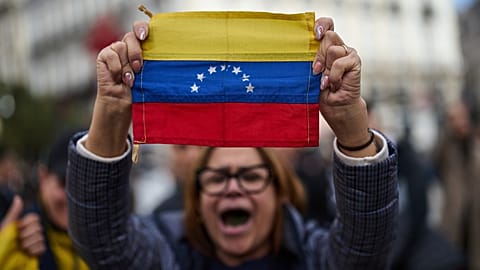 الفنزويليون يحتفلون في مدريد بعد إعلان الرئيس الأميركي دونالد ترامب، يوم السبت 3 يناير/كانون الثاني 2026، أن الرئيس الفنزويلي نيكولاس مادورو قد أُلقي القبض عليه 