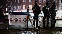 Berlin'de polis memurları, Sonnenallee'deki havai fişek yasağı bölgesinde nöbet tutuyor, 31 Aralık 2025.