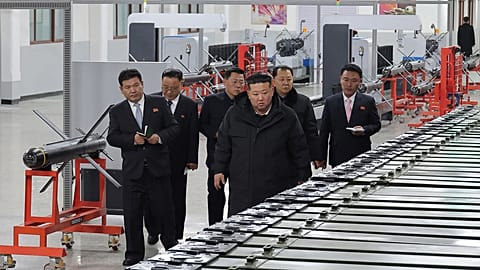 Az észak-koreai kormány által biztosított fotón Kim Dzsongun, az ország vezetője (jobbra elöl) egy ismeretlen helyen található nagy lőszergyárat látogat meg Észak-Koreában, s