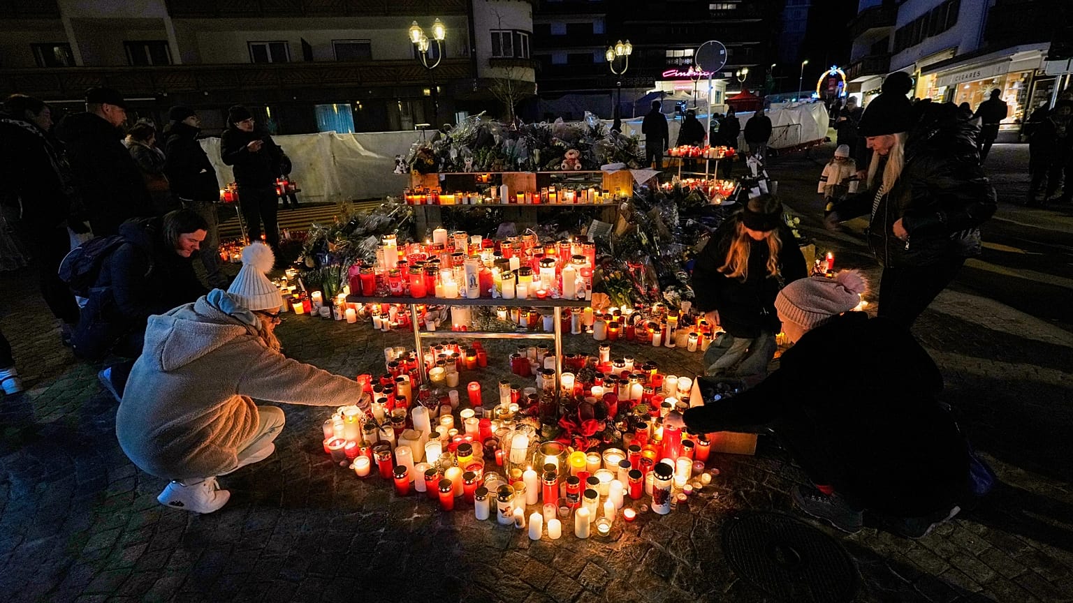 Fiori e messaggi per le vittime di Crans-Montana, Svizzera
