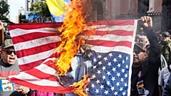 Kormánypárti tüntetők égetnek egy amerikai zászlót Caracasban, Venezuelában, 2026. január 3-án, szombaton,.