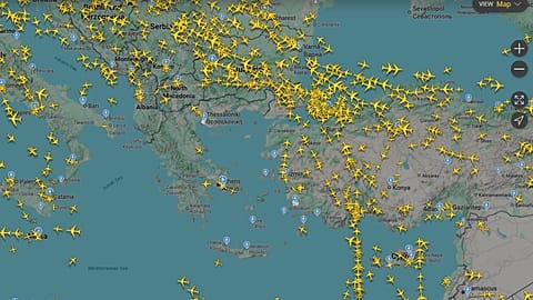 Воздушное пространство Греции закрылось из-за проблем со связью: отмены и задержки десятков рейсов