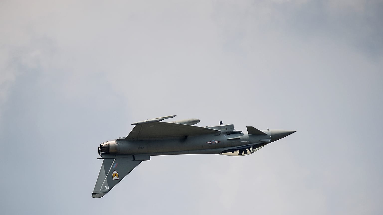 Nesta fotografia tirada no sábado, 20 de junho de 2015, um avião Typhoon FGR4, da Royal Air Force, actua durante um espetáculo aéreo em Bucareste, na Roménia.