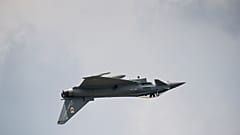 На этом снимке, сделанном в субботу, 20 июня 2015 года, самолет Typhoon FGR4 Королевских ВВС выступает во время авиашоу в Бухаресте, Румыния.