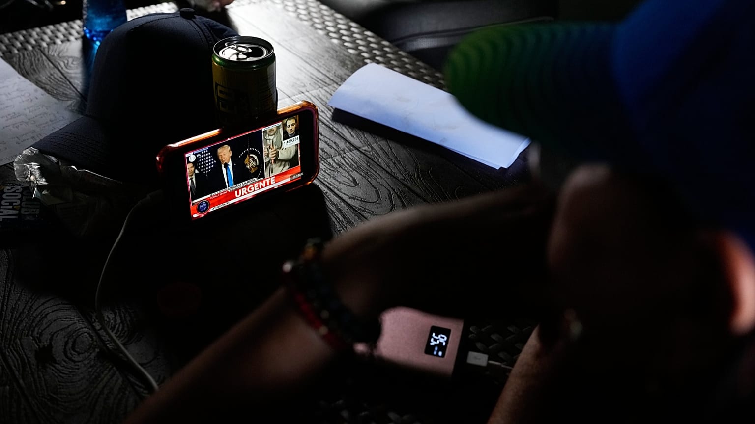 شهروندی در ونزوئلا در حال تماشای دونالد ترامپ