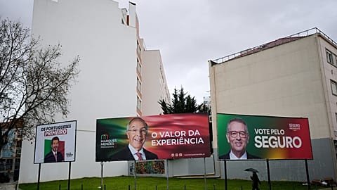 Vallas publicitarias de la campaña presidencial en Portugal con tres de los 11 candidatos.