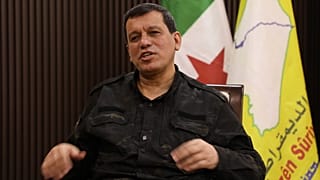 مظلوم عبدي، قائد قوات سوريا الديمقراطية ذات الغالبية الكردية والمدعومة من الولايات المتحدة، يتحدث خلال مقابلة مع وكالة أسوشيتد برس في مدينة الحسكة