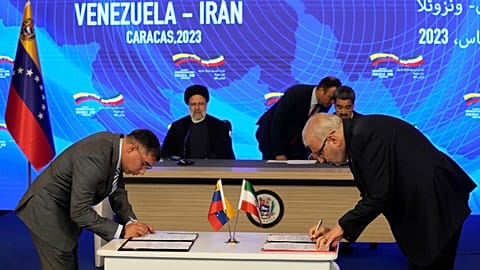 امضای قرارداد نفتی میان ایران و ونزوئلا توسط وزرای نفت و روسای جمهوری دو کشور در سال ۲۰۲۳