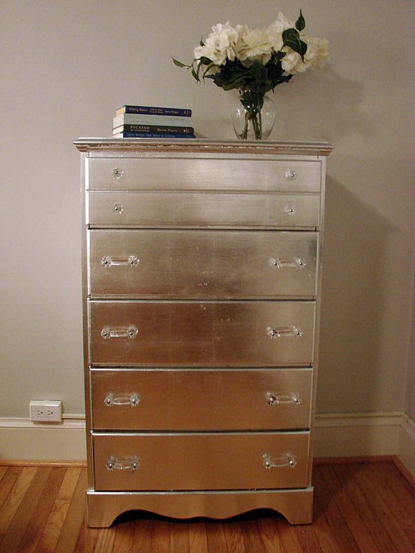 Eine versilberte Kommode in einem Haus in Washington, DC