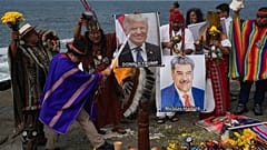 يحمل الشامان صوراً للرئيس الأمريكي دونالد ترامب والرئيس الفنزويلي نيكولاس مادورو خلال طقوسهم السنوية للتنبؤ للعام الجديد في ليما، بيرو، يوم الاثنين 29 ديسمبر 2025. 