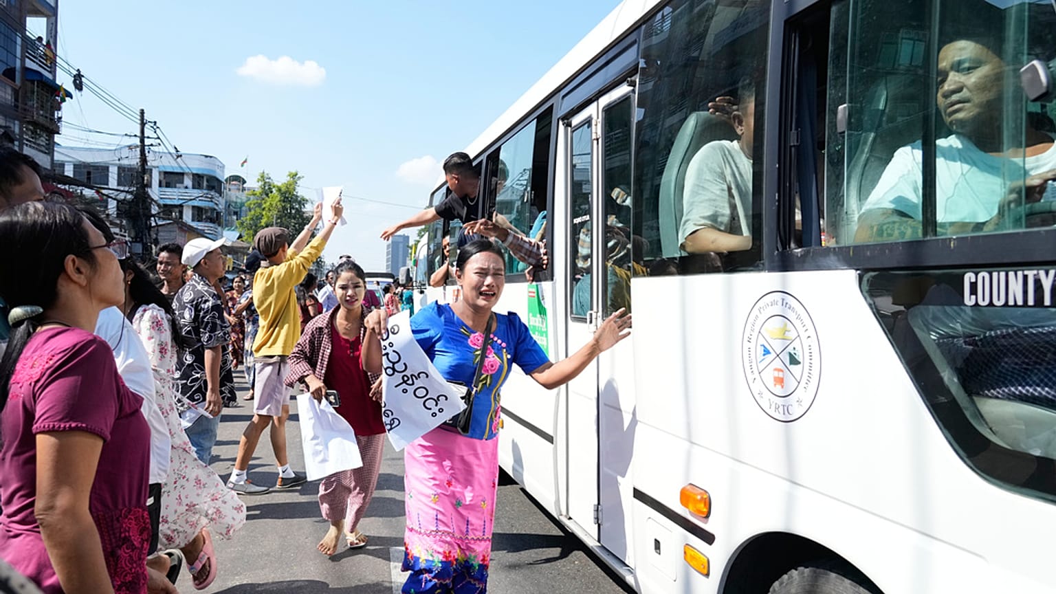 Los familiares reciben a los presos liberados en Yangón