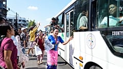 Jubel unter den Angehörigen, die freigelassene Häftlinge in Yangon empfangen. Myanmar, 4. Januar 2026