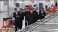 Nesta fotografia fornecida pelo governo norte-coreano, o seu líder Kim Jong Un visita uma importante fábrica de munições num local não revelado na Coreia do Norte, sábado, 3 de janeiro de 2026.