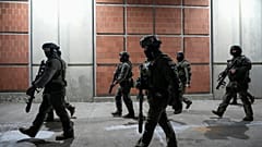 Le forze dell'ordine federali all'esterno del Metropolitan Detention Center di New York in attesa dell'arrivo del prigioniero Nicolas Maduro, sabato 3 gennaio 2026.