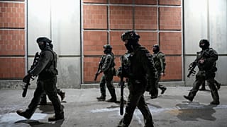  يقوم أفراد إنفاذ القانون الفيدرالي بدوريات خارج مركز الاحتجاز الفيدرالي في نيويورك، بانتظار وصول الرئيس الفنزويلي نيكولاس مادورو، يوم السبت 3 يناير/كانون الثاني 2026. 