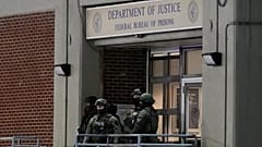 Agentes da polícia federal vigiam o exterior do Centro de Detenção Metropolitano de Nova Iorque enquanto aguardam a chegada do detido Nicolas Maduro, 3 de janeiro de 2026