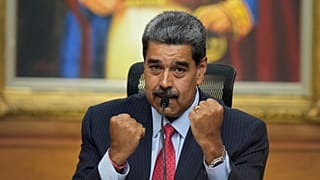 Nicolas Maduro lève les poings fermés lors d'une conférence de presse au palais présidentiel de Miraflores à Caracas, au Venezuela, le 31 juillet 2024.