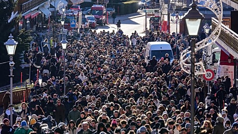 Жители Кран-Монтаны вышли на молчалое шествие в память о жертвах пожара