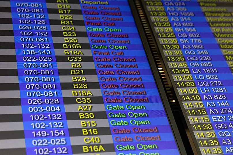  صورة تفصيلية للوحة معلومات الرحلات الجوية داخل مطار إلفثيريوس فينيزيلوس الدولي في أثينا، اليونان، يوم الأحد 4 يناير/كانون الثاني 2026