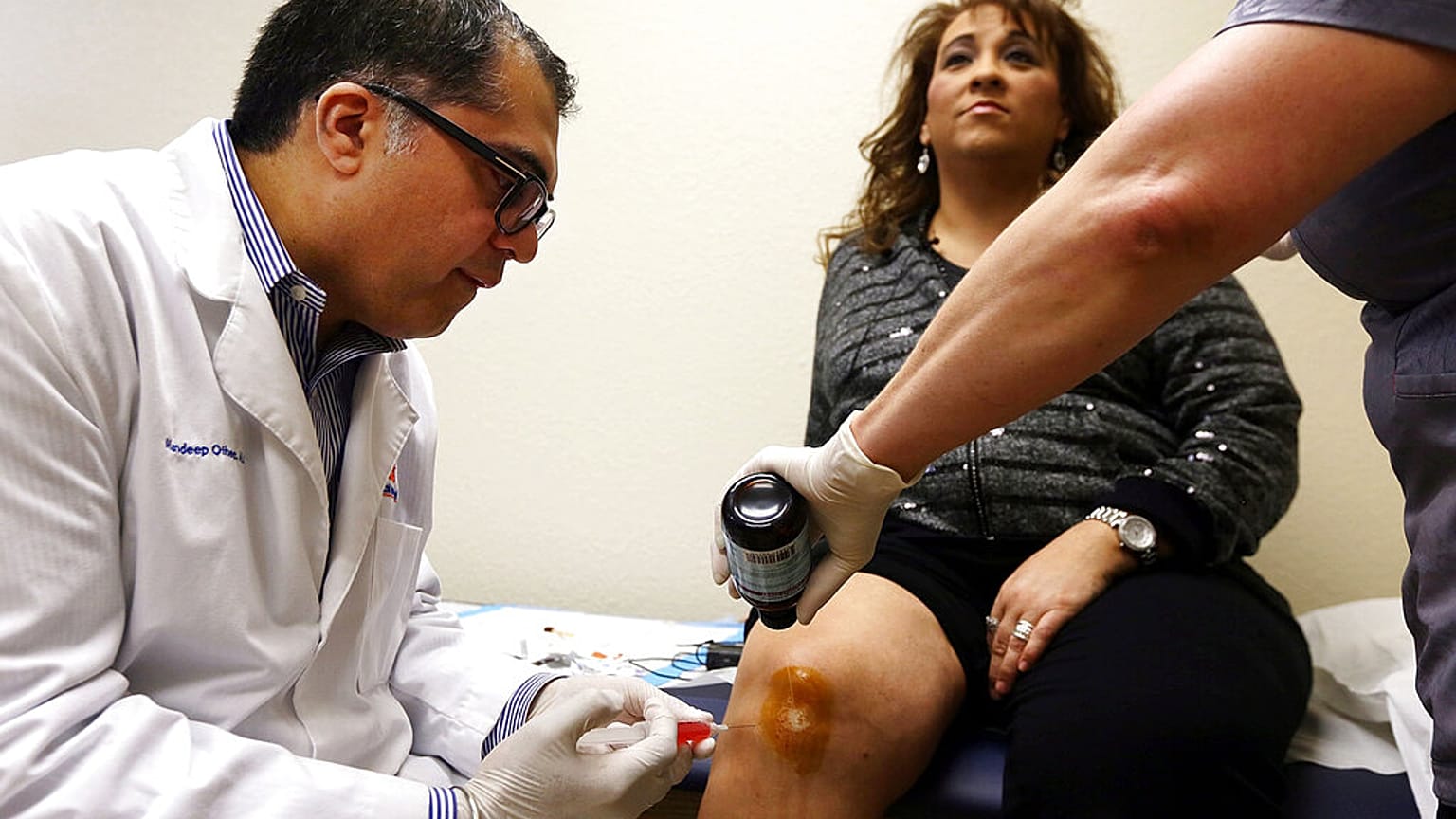 في مركز برو كير لجراحة العظام والتأهيل، في أوديسا، تكساس، يوم الثلاثاء 21 يناير/كانون الثاني 2014، ينتظر الدكتور مانديب أوثي حقن ركبة رامونا لارسون.