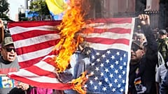 Anhänger der Regierung verbrennen eine US-Flagge, nachdem Trump verkündet hatte, dass die US-Streitkräfte den venezolanischen Präsidenten Maduro und seine Frau gefangen genommen haben, in Caracas, Venezuela, Samstag, 3. Januar 2026