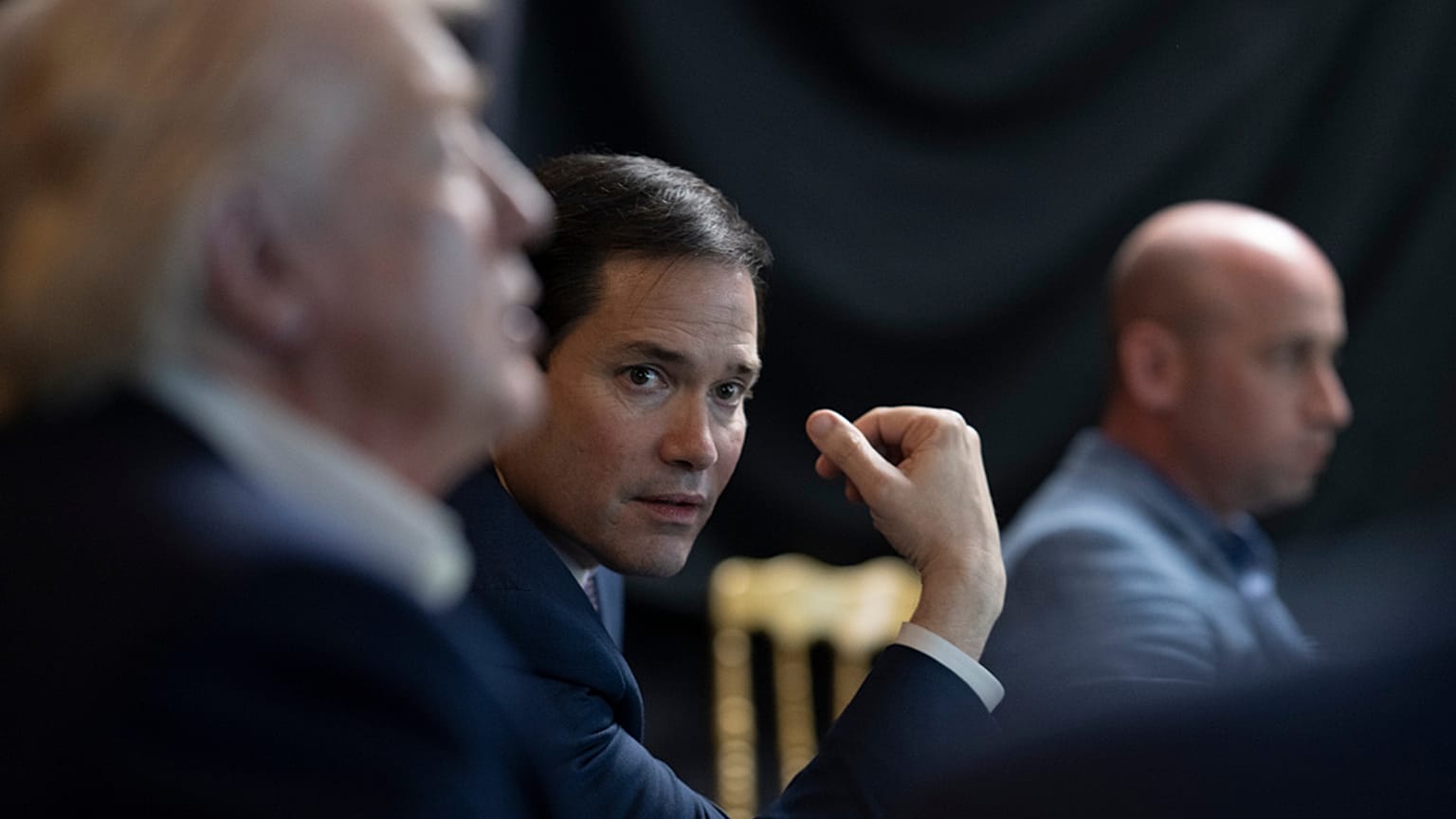 Donald Trump suit les opérations militaires américaines au Venezuela avec le secrétaire d'État Marco Rubio et le chef de cabinet adjoint de la Maison Blanche Stephen Miller.